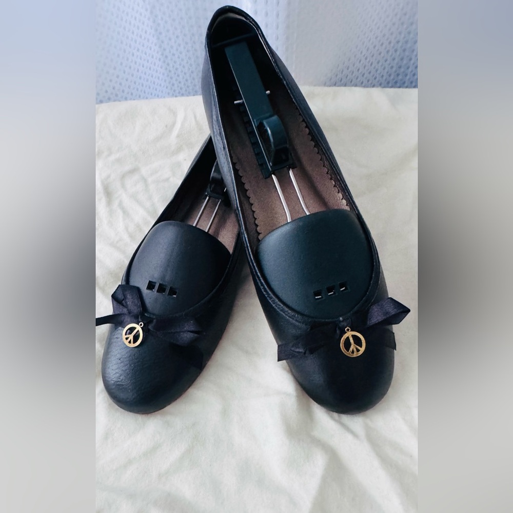 Ladies black leather ballet flats
